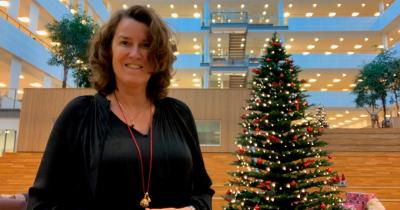Formand Liselotte Hyveled foran et juletræ