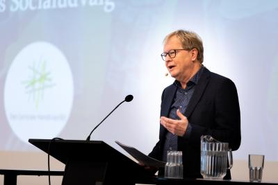 Billedet viser, at Ulrik Wilbek, formand for KL's socialudvalg, holdt oplæg om kommunale handicappolitikker.