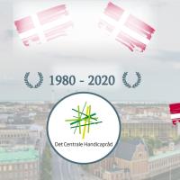 Jubilæumsbillede for DCH med flag, årstal 1980-2020, logo og København i baggrunden  